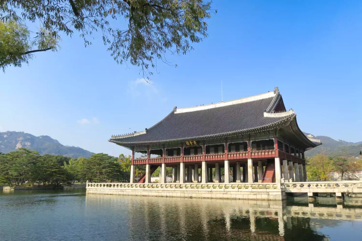 Pavillon Gyeonghoeru entouré de douves, dans l'enceinte du palais Gyeongbokgung à Séoul.